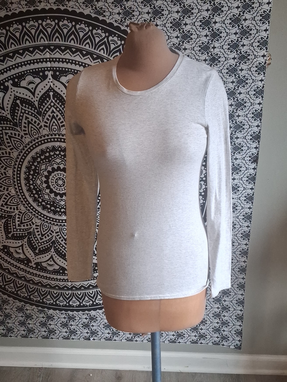 Banana Republic Heather Light Gray Long Sleeve Crewneck Tee